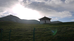 草原小屋沐浴在阳光下