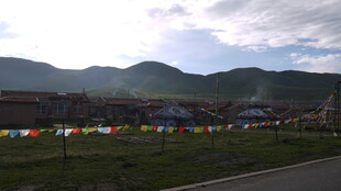 草原边的多彩经幡景观