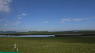 草原湖泊蓝天自然美景