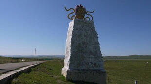 草原上的独特雕塑