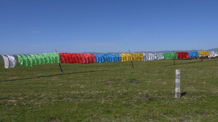 草原上多彩的围栏景观