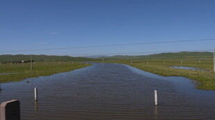 草原积水的宽阔道路