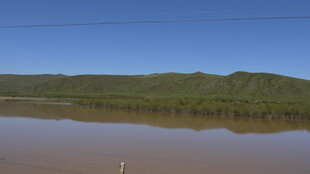 平静湖水映远处青山