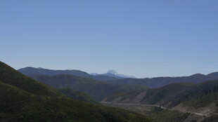 山峦蓝天自然美景