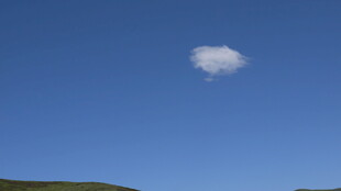 蓝天中的孤独白云