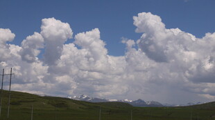 蓝天白云下的壮美风光
