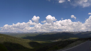 公路边的蓝天绿野与白云