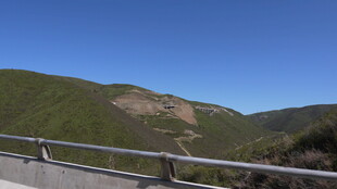 公路旁的青山蓝天美景