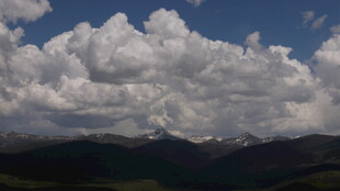 壮丽云海下的山峦景色