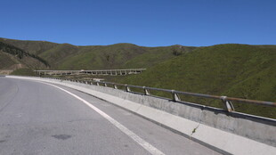 蜿蜒公路穿行青山间