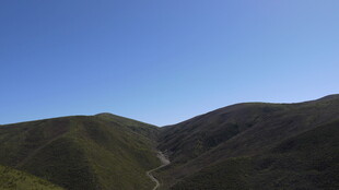 青山蓝天间的山谷美景