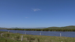 宁静湖畔草原风光