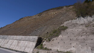 山坡路旁的岩石景观