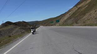 公路骑行者 独赏山间风景