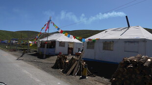 草原路边的特色蒙古包