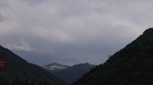 云雾缭绕的山峦景色