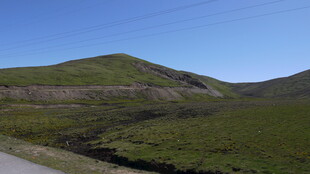 草原山丘间的开阔风景