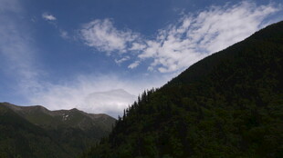 青山蓝天间的自然美景