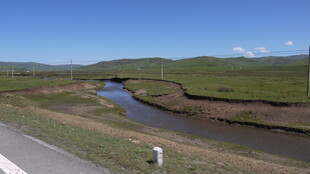 公路旁的草原河流风景