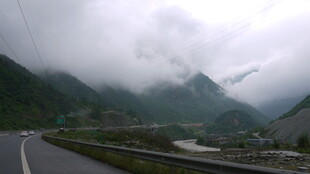山间云雾缭绕的公路美景