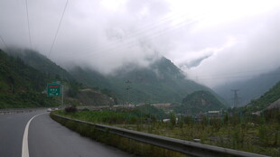 云雾缭绕的山间公路