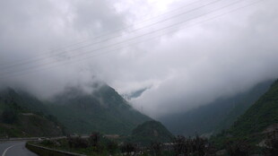 云雾缭绕的山间公路