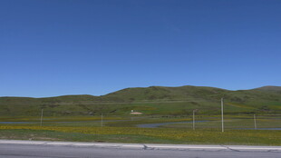 公路旁的青山蓝天美景