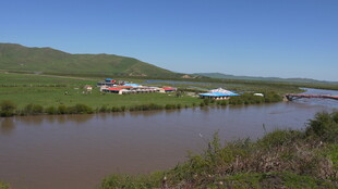 草原河畔村落风光