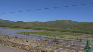 乡村田野边的铁路风景