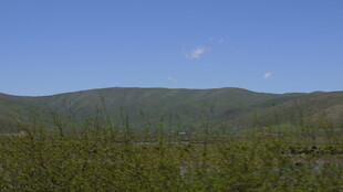 青山蓝天间的广袤原野