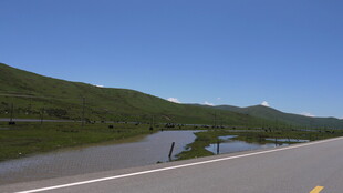 公路旁的山水风光美景