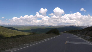 公路延伸向蓝天白云