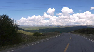 公路伸向远方的美丽风光