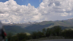 壮丽山景与蓝天白云