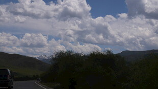 公路边的蓝天与蓬松云朵