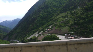 山间村落公路风景