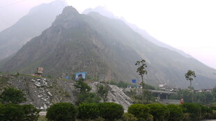山间景致 绿植点缀山峰