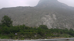 山间云雾缭绕的自然景致