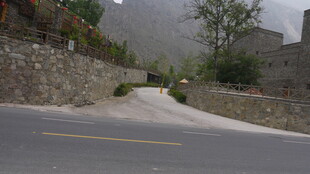 山间宁静公路与石墙景致