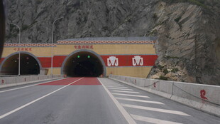 山间双洞公路隧道入口