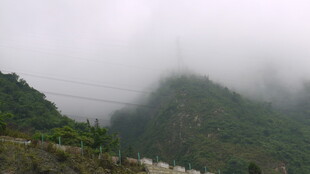 云雾缭绕的青山美景