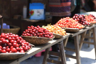 集市上摆放的多彩新鲜水果