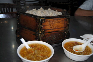 传统美食 两碗酱料与木盒