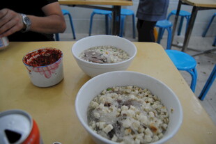 桌上的美味餐食与饮品