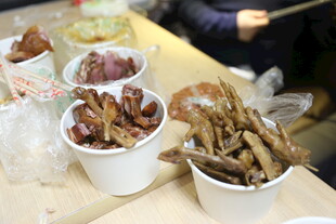 多样小吃摆放在小杯小碟中