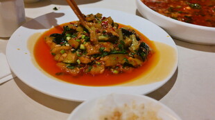 美味菜肴摆于盘中