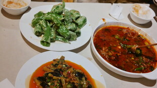 多样美味菜肴摆于餐桌