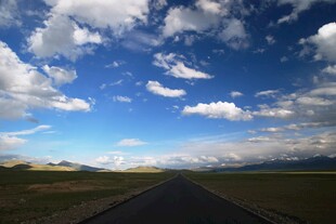 草原公路上的蓝天白云