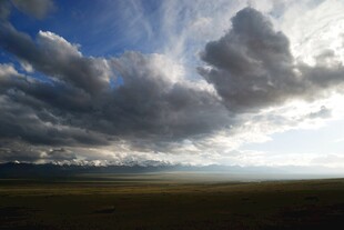 草原上的壮丽云层景观