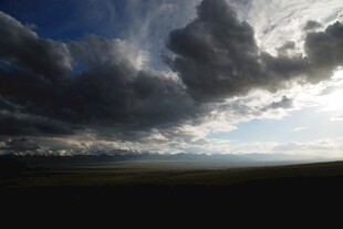 乌云笼罩下的开阔原野